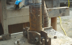 Dziļurbuma akas ierīkošana izmantojot melnā metāla biezsienu caurules.