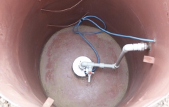 Dziļurbums aprīkots ar metāla grodu.